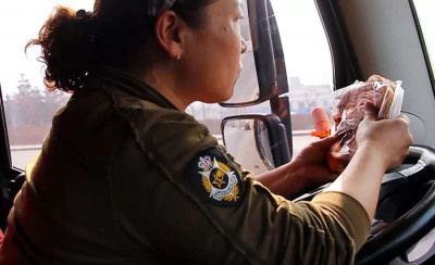 Обычный день женщины - водителя грузовика Обычный день женщины - водителя грузовика