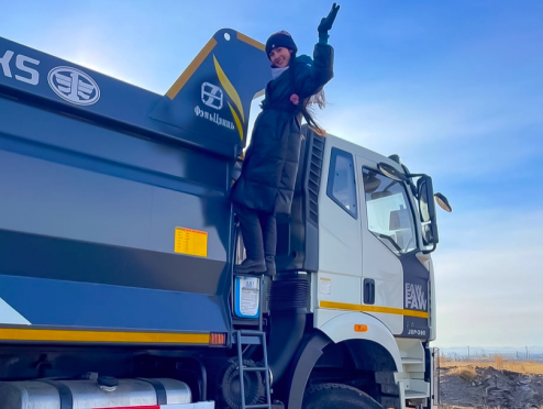 Милые дамы, поздравляем вас с наступающим праздником